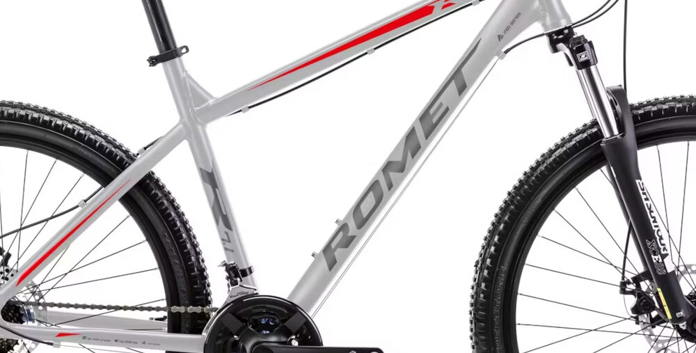 Rower górski MTB ROMET Rambler R7.1 U17 27.5 cala Srebrno-czerwono-grafitowy zbliżenie na ramę białe tło 17-calowa aluminiowa ramę rower zwinny lekki łatwo go podnieść odporność na korozję wybór rozmiaru ramy Twój wzrost mierzony w zrelaksowanej pozycji typ roweru dla osób o wzroście od 155 do 165 cm