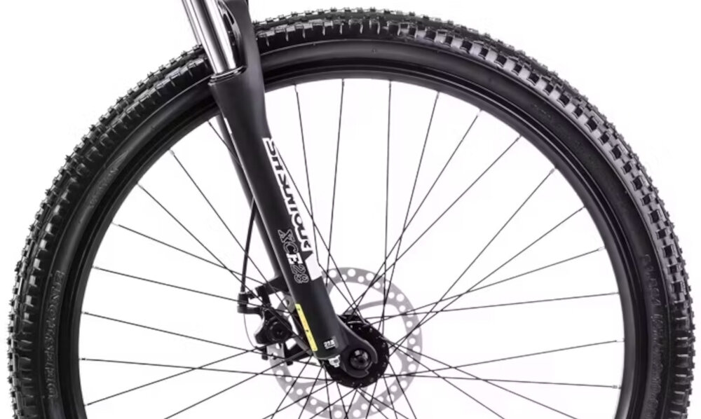 Rower górski MTB ROMET Rambler R7.1 U17 27.5 cala Srebrno-czerwono-grafitowy zbliżenie na oponę rozmiar koła 27,5 cali łatwe pokonywanie przeszkód duży kontakt koła z podłożem szerokie opony dobra przyczepność dwukomorowe aluminiowe obręcze zachowanie regularnego kształtu kół stabilne trzymanie opony bezpieczna i komfortowa jazda regularne sprawdzanie ciśnienia powietrza wartość na bocznej części opony