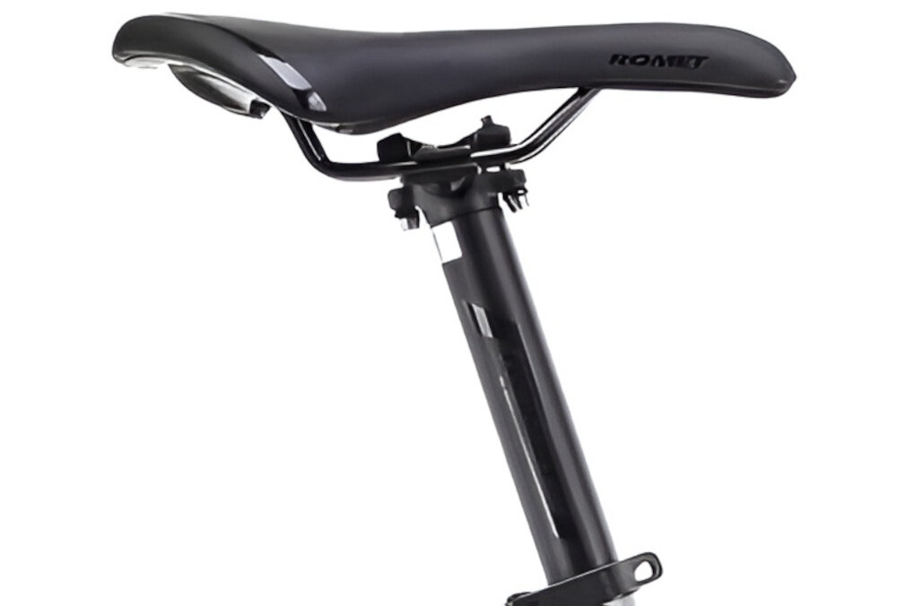 Rower górski MTB ROMET Rambler R7.1 U17 27.5 cala Srebrno-czerwono-grafitowy siodełko na białym tle siodełko VADER typu 1138 G aluminiowa sztyca ROMET o średnicy 31,6 mm i długości 350 mm można dopasować wysokość siodła do wzrostu użytkownika i stylu jazdy lekka konstrukcja sztycy wspiera manewrowanie rowerem ergonomiczne ułożenie siodełka minimalizuje zmęczenie