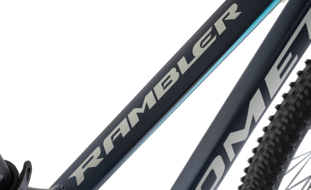 Rower górski MTB ROMET Rambler R7.1 C U19 27.5 cala Granatowy zbliżenie na ramę białe tło 19-calowa aluminiowa ramę rower zwinny lekki łatwo go podnieść odporność na korozję wybór rozmiaru ramy Twój wzrost mierzony w zrelaksowanej pozycji typ roweru dla osób o wzroście od 165 do 175 cm