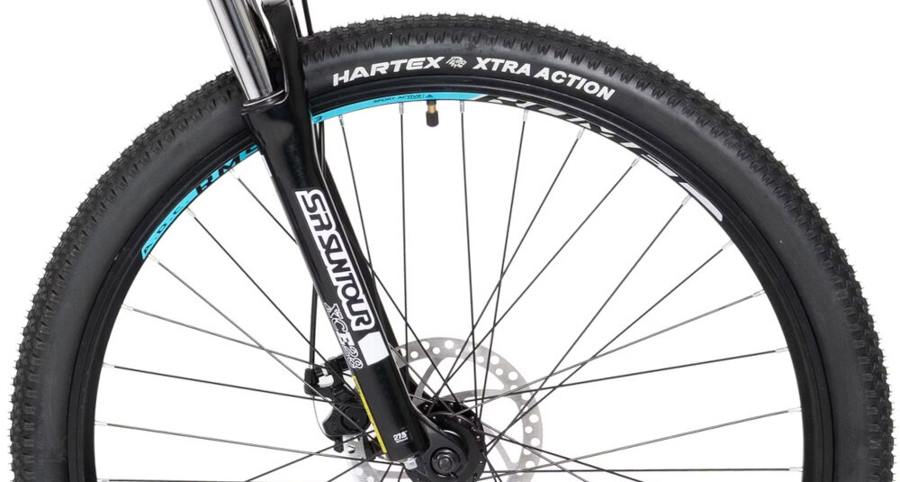 Rower górski MTB ROMET Rambler R7.1 C U19 27.5 cala Granatowy zbliżenie na oponę rozmiar koła 27,5 cali łatwe pokonywanie przeszkód duży kontakt koła z podłożem szerokie opony marki HARTEX dobra przyczepność dwukomorowe aluminiowe obręcze zachowanie regularnego kształtu kół stabilne trzymanie opony bezpieczna i komfortowa jazda regularne sprawdzanie ciśnienia powietrza wartość na bocznej części opony