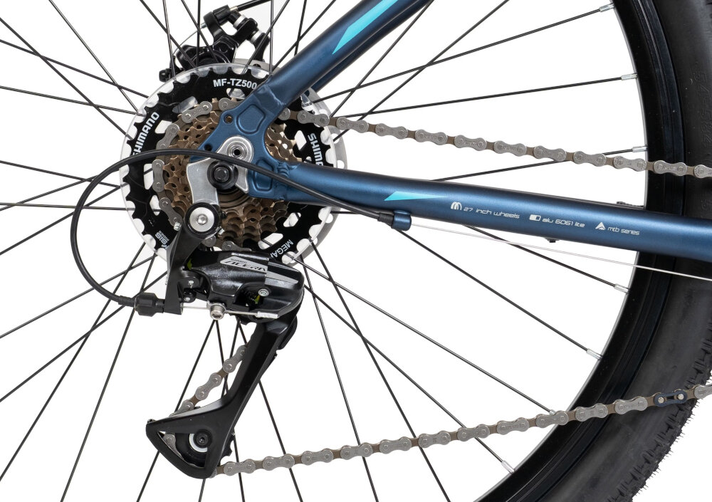 Rower górski MTB ROMET Rambler R7.1 C U19 27.5 cala Granatowy zbliżenie na tylną przerzutkę przerzutki marki SHIMANO 3x7 przełożeń duża wytrzymałość i sprawne działanie zmiana biegów jest płynna i bezproblemowa przednia przerzutka SHIMANO Tourney tylna SHIMANO Acera komfort i kontrola