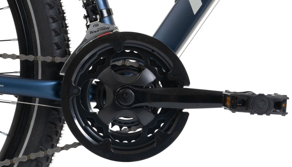 Rower górski MTB ROMET Rambler R7.1 C U19 27.5 cala Granatowy zbliżenie na korbę do wszechstronnej jazdy terenowej i rekreacyjnej kaseta 8-rzędową kasetę SHIMANO stalowa korba marki CYCLONE płynna zmiana przełożeń łatwe dopasowanie siły pedałowania do warunków terenu