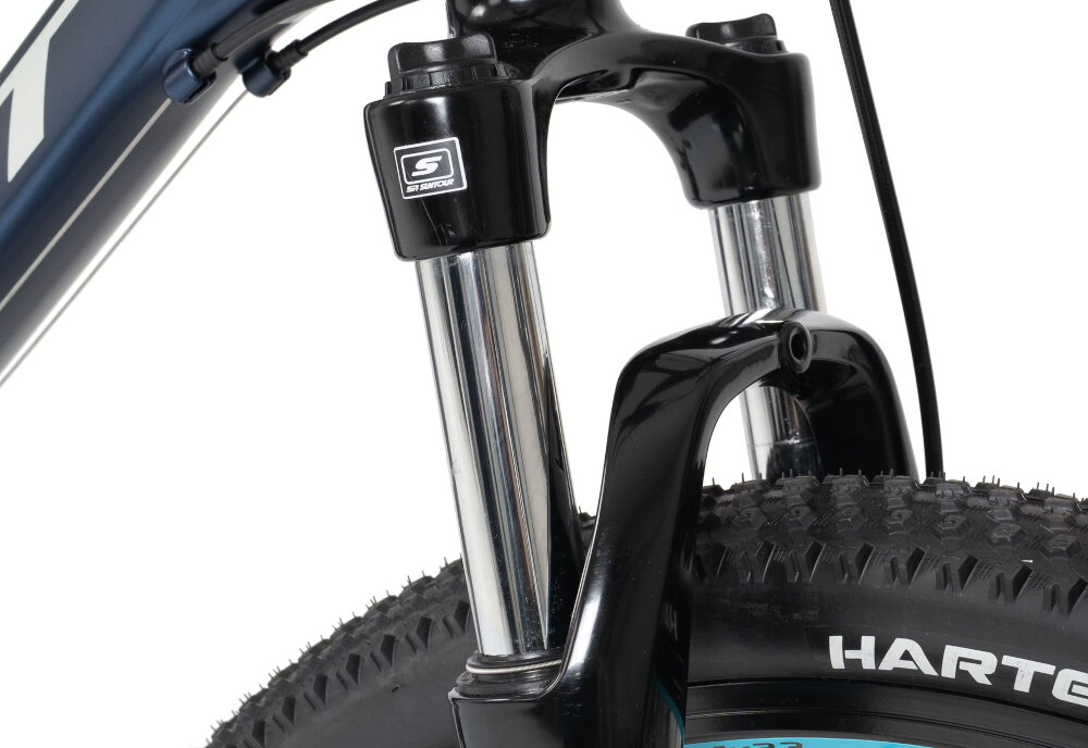 Rower górski MTB ROMET Rambler R7.1 C U19 27.5 cala Granatowy zbliżenie na amortyzator rower typu hardtail przedni amortyzator SUNTOUR typu XCE ze skokiem 100 mm ułatwia najeżdżanie na przeszkody niweluje wstrząsy niska masa roweru duża sztywność regulacja za pomocą sprężyny obsługa poprzez manetkę