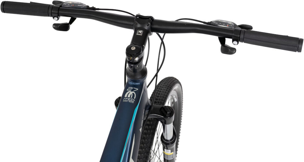 Rower górski MTB ROMET Rambler R7.1 C U19 27.5 cala Granatowy góry droga niebo osoba jedzie na rowerze po drodze kierownica RMT Components aluminiowy wspornik ROMET stabilność precyzja prowadzenia antypoślizgowe uchwyty kontrola nad rowerem i bezpieczeństwo waga roweru 15,2 kg