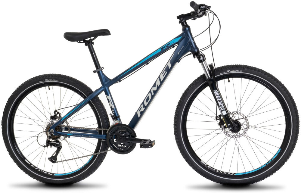 Rower górski MTB ROMET Rambler R7.1 U17 27.5 cala Granatowy rower na białym tle widoczny z boku góral pojazd dla sportowców do jazdy wyczynowej uniwersalny dla amatorów zwrotny łatwo wchodzi w zakręty do jazdy w mieście za miastem w lesie na górskim szlaku w błocie nie za głębokim piachu