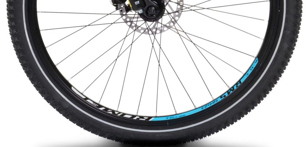 Rower górski MTB ROMET Rambler R7.1 U17 27.5 cala Granatowy zbliżenie na oponę rozmiar koła 27,5 cali łatwe pokonywanie przeszkód duży kontakt koła z podłożem szerokie opony marki Continental dobra przyczepność dwukomorowe aluminiowe obręcze zachowanie regularnego kształtu kół stabilne trzymanie opony bezpieczna i komfortowa jazda regularne sprawdzanie ciśnienia powietrza wartość na bocznej części opony