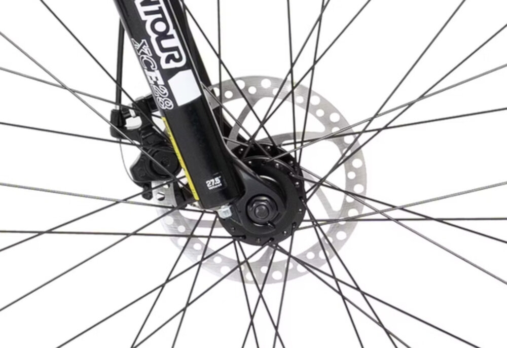 Rower górski MTB ROMET Rambler R7.1 U17 27.5 cala Granatowy zbliżenie na tarczę hamulcową podstawa bezpieczeństwa hamulce tarczowe mechaniczne bardzo duża siła hamowania w każdych warunkach pogodowych i na każdej trasie hamulce z przodu i z tyłu podwójny pakiet bezpieczeństwa