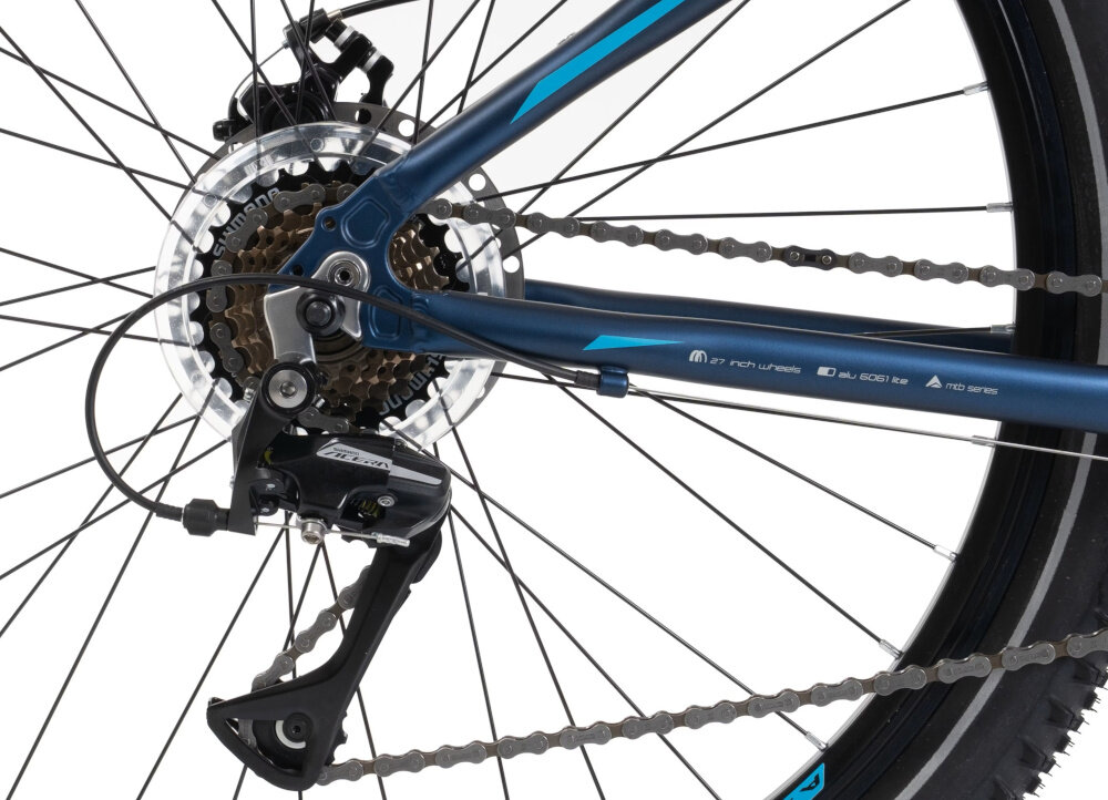Rower górski MTB ROMET Rambler R7.1 U17 27.5 cala Granatowy zbliżenie na tylną przerzutkę przerzutki marki SHIMANO 3x7 przełożeń duża wytrzymałość i sprawne działanie zmiana biegów jest płynna i bezproblemowa przednia przerzutka SHIMANO Tourney tylna SHIMANO Acera komfort i kontrola