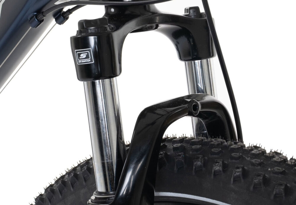 Rower górski MTB ROMET Rambler R7.1 U17 27.5 cala Granatowy zbliżenie na amortyzator rower typu hardtail przedni amortyzator SUNTOUR typu XCE ze skokiem 100 mm ułatwia najeżdżanie na przeszkody niweluje wstrząsy niska masa roweru duża sztywność regulacja za pomocą sprężyny obsługa poprzez manetkę