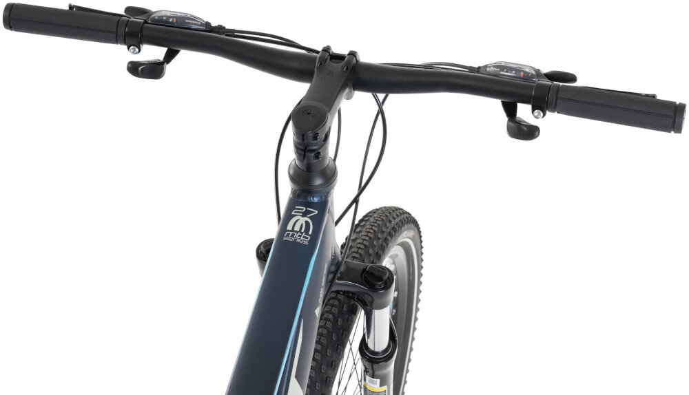 Rower górski MTB ROMET Rambler R7.1 U17 27.5 cala Granatowy góry droga niebo osoba jedzie na rowerze po drodze kierownica RMT Components aluminiowy wspornik ROMET stabilność precyzja prowadzenia antypoślizgowe uchwyty kontrola nad rowerem i bezpieczeństwo waga roweru 15,2 kg