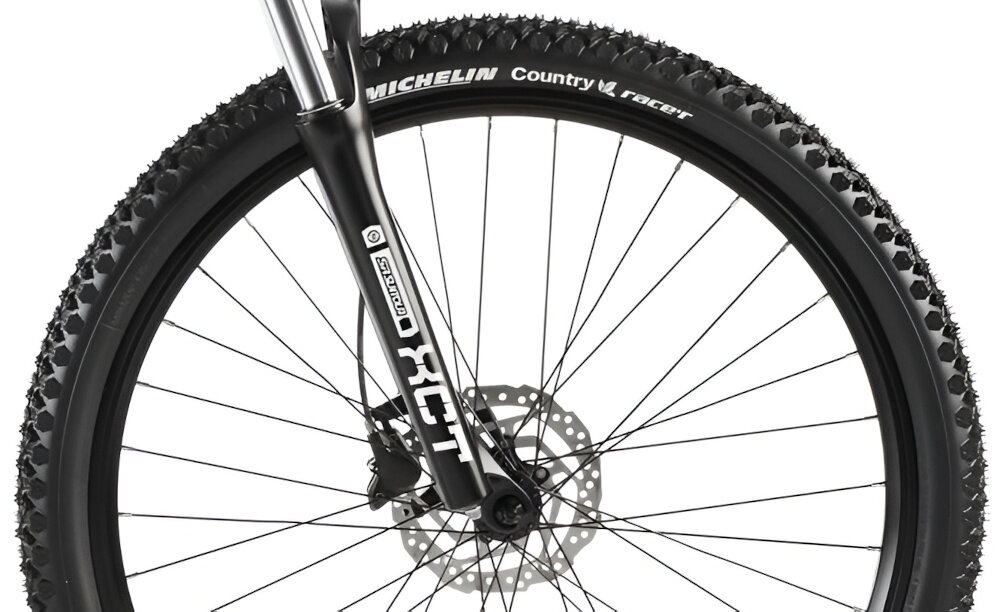 Rower górski MTB ROMET Rambler R7.3 U20 27.5 cala Biało-złoty zbliżenie na oponę rozmiar koła 27,5 cali łatwe pokonywanie przeszkód duży kontakt koła z podłożem szerokie opony marki MICHELIN dobra przyczepność dwukomorowe aluminiowe obręcze zachowanie regularnego kształtu kół stabilne trzymanie opony bezpieczna i komfortowa jazda regularne sprawdzanie ciśnienia powietrza wartość na bocznej części opony