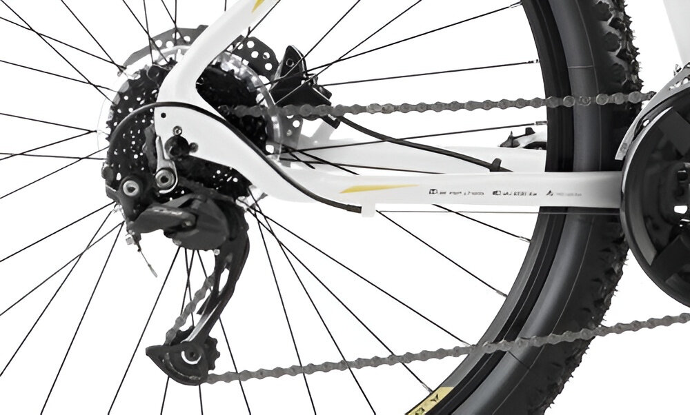 Rower górski MTB ROMET Rambler R7.3 U20 27.5 cala Biało-złoty zbliżenie na tylną przerzutkę przerzutki marki SHIMANO 3 x 8 przełożeń duża wytrzymałość i sprawne działanie zmiana biegów jest płynna i bezproblemowa przednia przerzutka SHIMANO Tourney tylna SHIMANO Alivio cicha w działaniu
