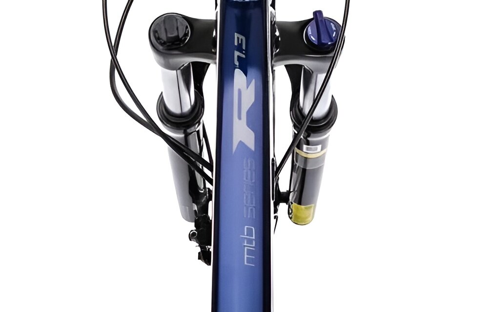 Widok z góry na przednią część roweru górskiego z widocznym napisem \'mtb series R7.3\' na granatowej ramie. Widoczne są także elementy amortyzacji i przewody hamulcowe.