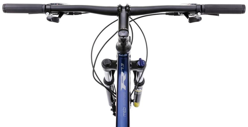 Widok z góry na kierownicę roweru górskiego z widocznymi manetkami i amortyzatorem. Na ramie widoczny jest napis \'R7.3\'.
