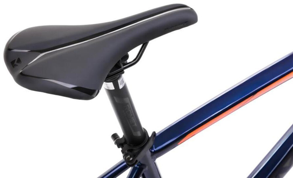 Zdjęcie przedstawia siodełko rowerowe zamontowane na granatowej ramie z pomarańczowym akcentem. Widoczny jest również fragment sztycy i zacisku siodełka.