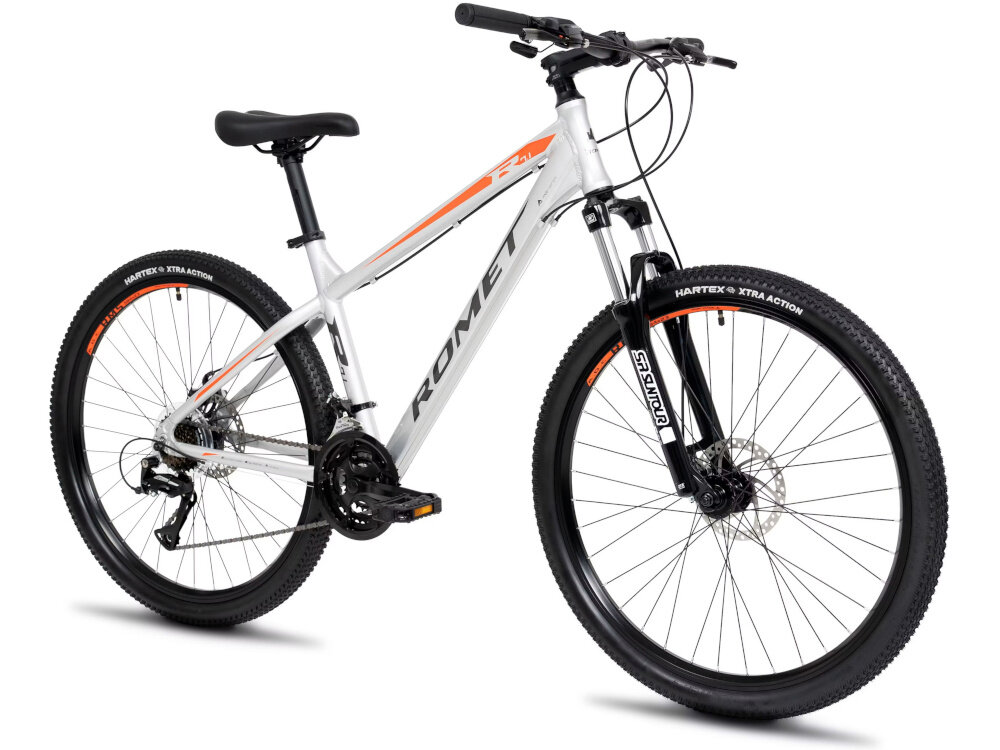 Rower górski MTB ROMET Rambler R7.1 U19 27.5 cala Srebrno-czerwono-grafitowy rower na białym tle widoczny od przodu pod skosem środek codziennego transportu relaks pasja uniwersalność