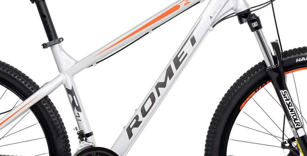 Rower górski MTB ROMET Rambler R7.1 U19 27.5 cala Srebrno-czerwono-grafitowy zbliżenie na ramę białe tło 19-calowa aluminiowa ramę rower zwinny lekki łatwo go podnieść odporność na korozję wybór rozmiaru ramy Twój wzrost mierzony w zrelaksowanej pozycji typ roweru dla osób o wzroście od 165 do 175 cm