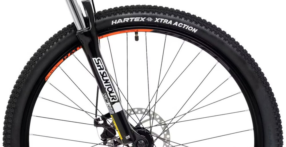 Rower górski MTB ROMET Rambler R7.1 U19 27.5 cala Srebrno-czerwono-grafitowy zbliżenie na oponę rozmiar koła 27,5 cali łatwe pokonywanie przeszkód duży kontakt koła z podłożem szerokie opony marki HARTEX dobra przyczepność dwukomorowe aluminiowe obręcze zachowanie regularnego kształtu kół stabilne trzymanie opony bezpieczna i komfortowa jazda regularne sprawdzanie ciśnienia powietrza wartość na bocznej części opony