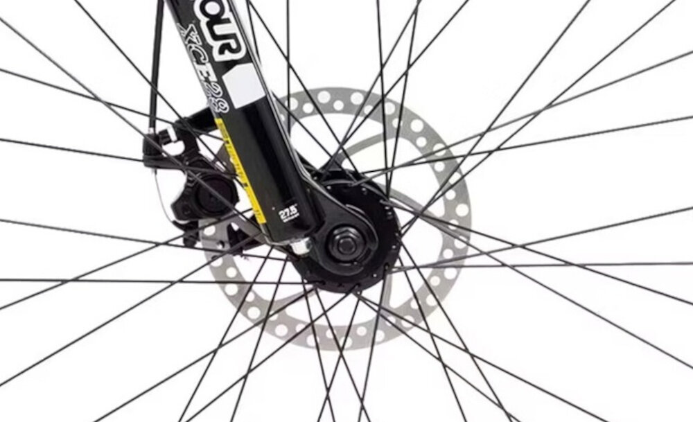 Rower górski MTB ROMET Rambler R7.1 U19 27.5 cala Srebrno-czerwono-grafitowy zbliżenie na tarczę hamulcową podstawa bezpieczeństwa hamulce tarczowe mechaniczne bardzo duża siła hamowania w każdych warunkach pogodowych i na każdej trasie hamulce z przodu i z tyłu podwójny pakiet bezpieczeństwa