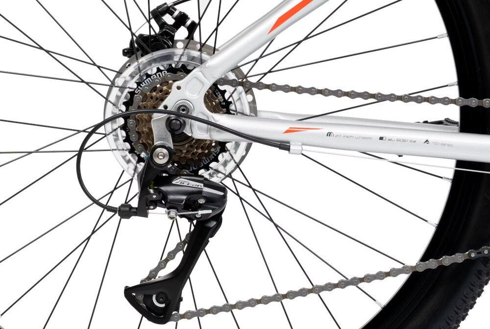 Rower górski MTB ROMET Rambler R7.1 U19 27.5 cala Srebrno-czerwono-grafitowy zbliżenie na tylną przerzutkę przerzutki marki SHIMANO 3x7 przełożeń duża wytrzymałość i sprawne działanie zmiana biegów jest płynna i bezproblemowa przednia przerzutka SHIMANO Tourney tylna SHIMANO Acera komfort i kontrola