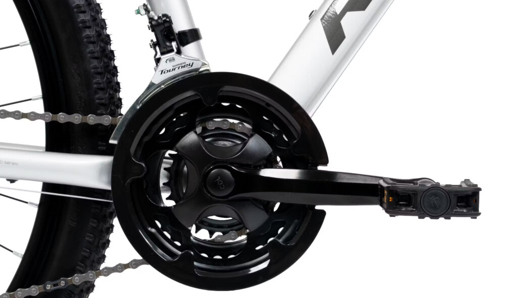 Rower górski MTB ROMET Rambler R7.1 U19 27.5 cala Srebrno-czerwono-grafitowy zbliżenie na korbę do wszechstronnej jazdy terenowej i rekreacyjnej kaseta 8-rzędową kasetę SHIMANO stalowa korba marki CYCLONE płynna zmiana przełożeń łatwe dopasowanie siły pedałowania do warunków terenu