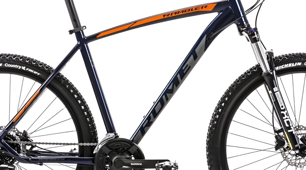 Rower górski MTB ROMET Rambler R7.3 C U18 27.5 cala Granatowo-pomarańczowy zbliżenie na ramę białe tło 18-calowa aluminiowa ramę rower zwinny lekki łatwo go podnieść odporność na korozję wybór rozmiaru ramy Twój wzrost mierzony w zrelaksowanej pozycji typ roweru dla osób o wzroście od 171 do 176 cm