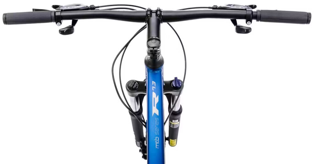 Rower górski MTB ROMET Rambler R7.3 C U20 27.5 cali Niebiesko-żółty góry droga niebo osoba jedzie na rowerze po drodze kierownica RMT Components o wymiarach 720 mm x 31,8 mm aluminiowy wspornik ROMET stabilność precyzja prowadzenia antypoślizgowe uchwyty kontrola nad rowerem i bezpieczeństwo waga roweru 15 kg