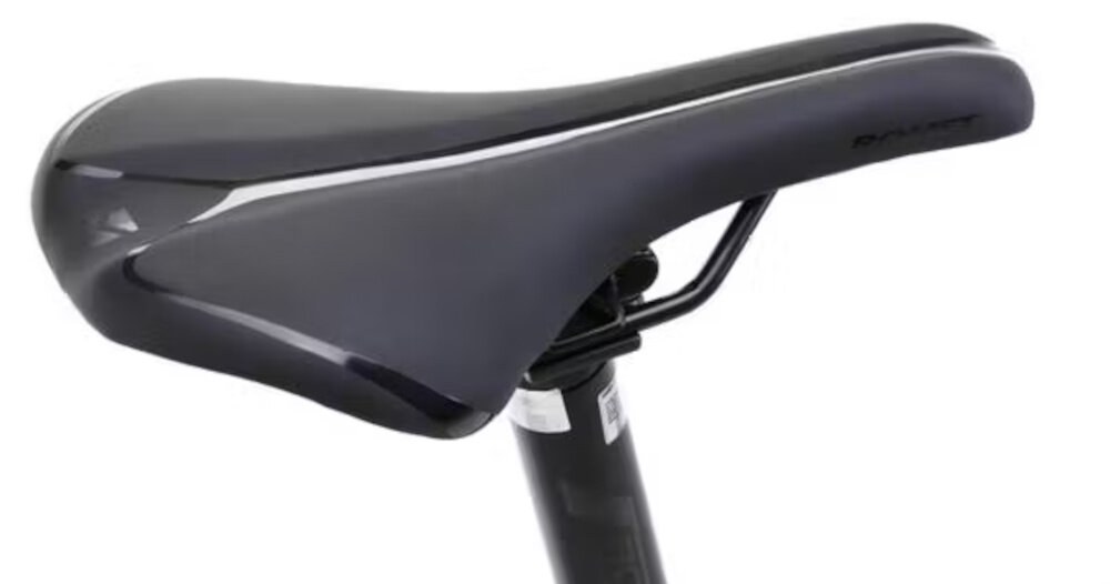 Rower górski MTB ROMET Rambler R7.3 C U20 27.5 cali Niebiesko-żółty siodełko na białym tle siodełko ROMET typu MTB aluminiowa sztyca ROMET o średnicy 31,6 mm i długości 350 mm można dopasować wysokość siodła do wzrostu użytkownika i stylu jazdy lekka konstrukcja sztycy wspiera manewrowanie rowerem ergonomiczne ułożenie siodełka minimalizuje zmęczenie