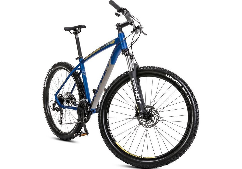Rower górski MTB ROMET Rambler R7.3 B U18 27.5 cali Niebiesko-żółty rower na białym tle widoczny od przodu pod skosem środek codziennego transportu relaks pasja uniwersalność