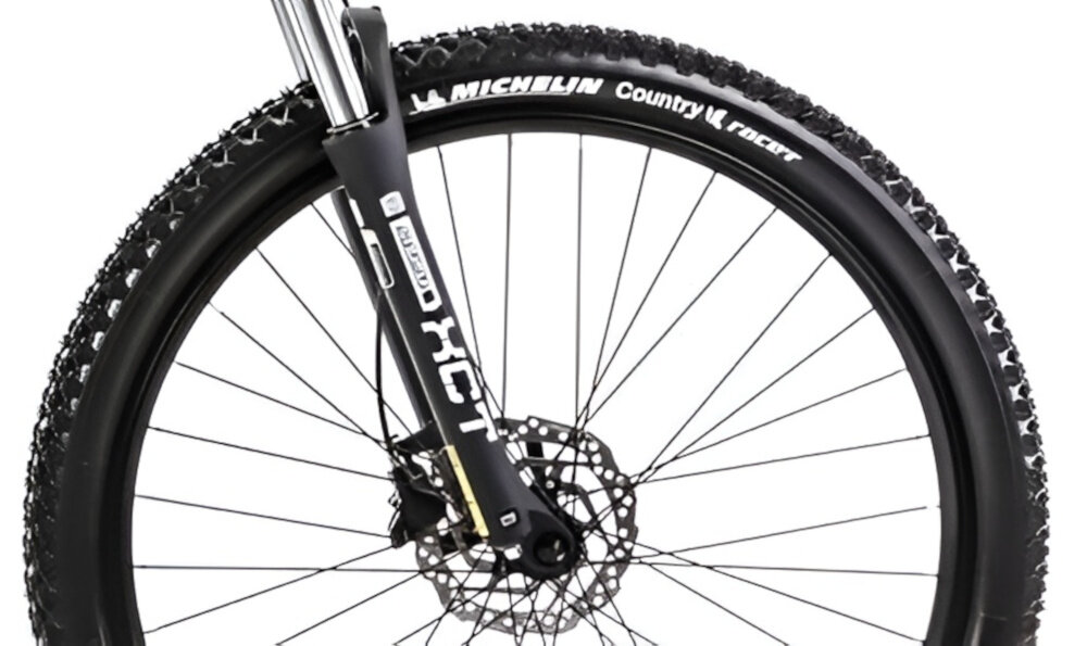 Rower górski MTB ROMET Rambler R7.3 B U18 27.5 cali Niebiesko-żółty zbliżenie na oponę rozmiar koła 27,5 cali łatwe pokonywanie przeszkód duży kontakt koła z podłożem szerokie opony marki MICHELIN dobra przyczepność dwukomorowe aluminiowe obręcze zachowanie regularnego kształtu kół stabilne trzymanie opony bezpieczna i komfortowa jazda regularne sprawdzanie ciśnienia powietrza wartość na bocznej części opony