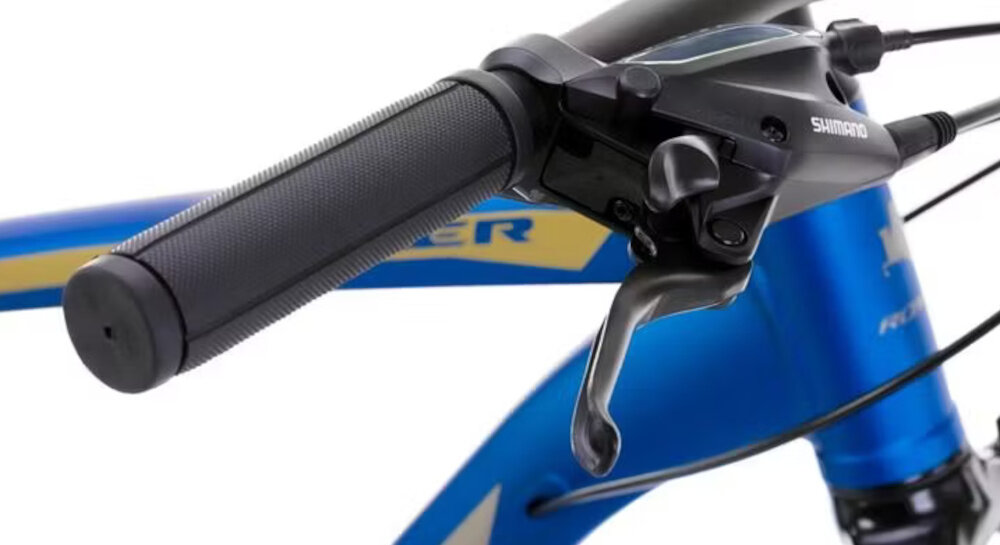 Rower górski MTB ROMET Rambler R7.3 B U18 27.5 cali Niebiesko-żółty zbliżenie na manetkę hamulca podstawa bezpieczeństwa hamulce tarczowe hydrauliczneduża siła hamowania w każdych warunkach pogodowych i na każdej trasie płyn hamulcowy hamulce z przodu i z tyłu podwójny pakiet bezpieczeństwa