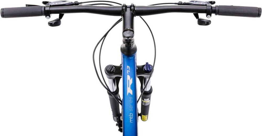 Rower górski MTB ROMET Rambler R7.3 B U18 27.5 cali Niebiesko-żółty góry droga niebo osoba jedzie na rowerze po drodze kierownica ROMET typu MTB JD-HB-103-8BT aluminiowy wspornik ROMET stabilność precyzja prowadzenia antypoślizgowe uchwyty kontrola nad rowerem i bezpieczeństwo waga roweru 16 kg