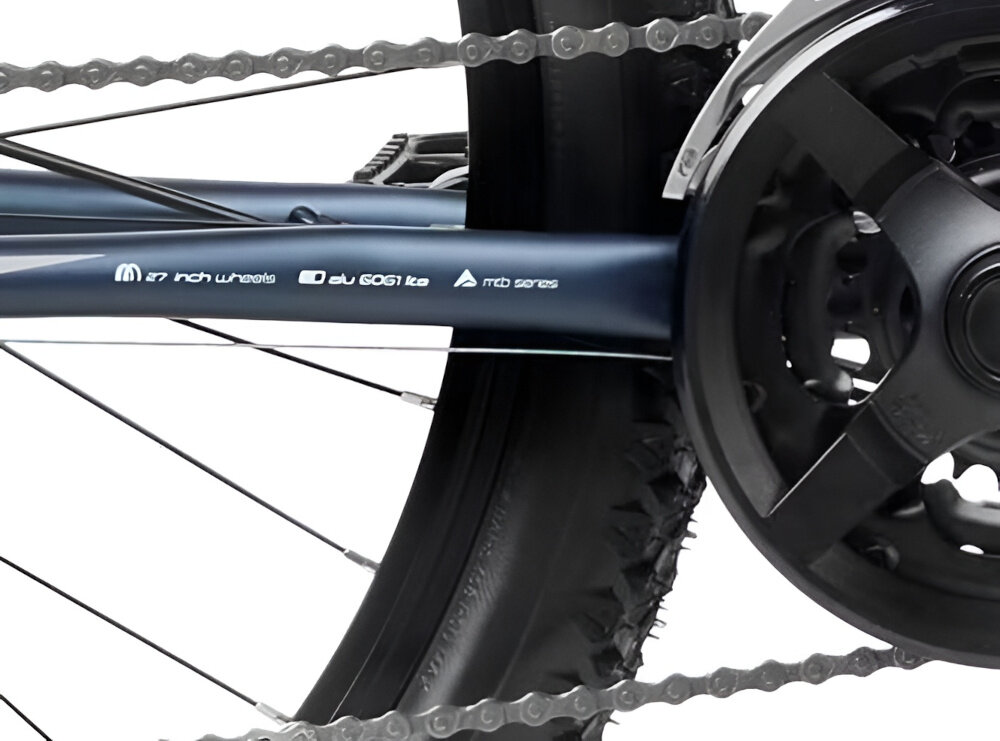 Zbliżenie na część roweru z widocznym łańcuchem, kołem zębatym i oponą. Na ramie znajduje się tekst: \'27 inch wheels, alu 6061 lite, mtb series\'.