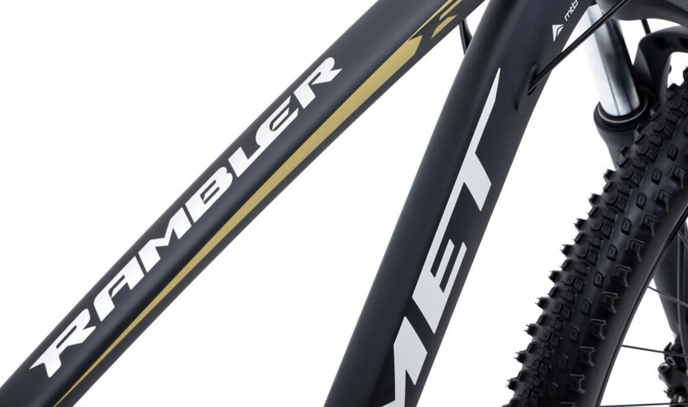 Rower górski MTB ROMET Rambler R7.3 U18 27.5 cali Czarno-złoty zbliżenie na ramę białe tło 18-calowa aluminiowa ramę rower zwinny lekki łatwo go podnieść odporność na korozję wybór rozmiaru ramy Twój wzrost mierzony w zrelaksowanej pozycji typ roweru dla osób o wzroście od 168 do 178 cm