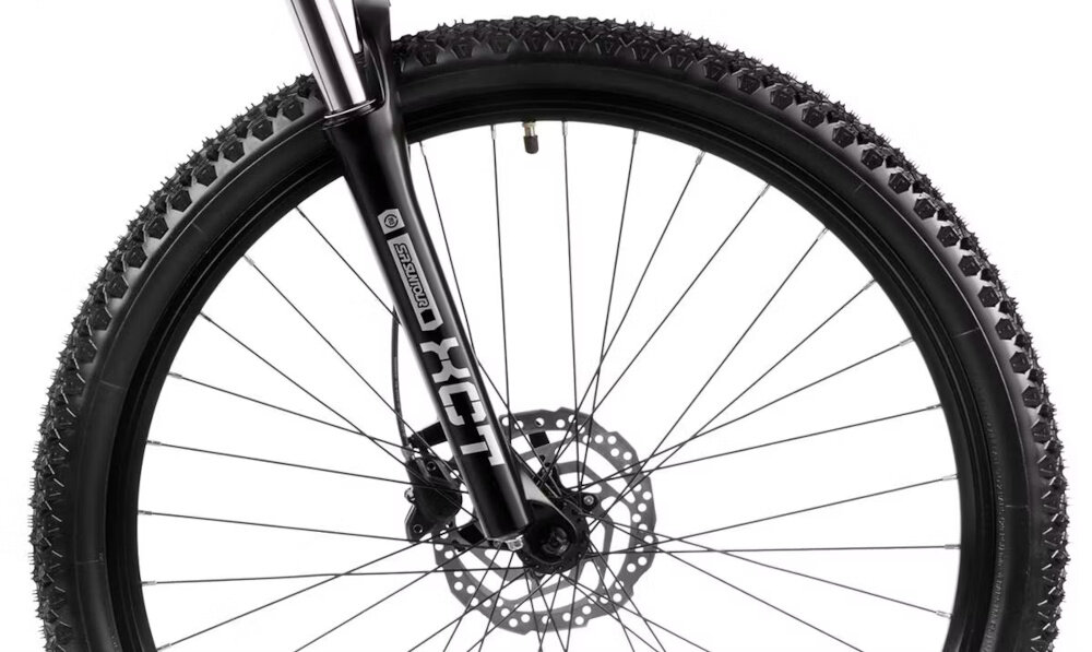 Rower górski MTB ROMET Rambler R7.3 U18 27.5 cali Czarno-złoty zbliżenie na oponę rozmiar koła 27,5 cali łatwe pokonywanie przeszkód duży kontakt koła z podłożem szerokie opony marki MICHELIN dobra przyczepność dwukomorowe aluminiowe obręcze zachowanie regularnego kształtu kół stabilne trzymanie opony bezpieczna i komfortowa jazda regularne sprawdzanie ciśnienia powietrza wartość na bocznej części opony