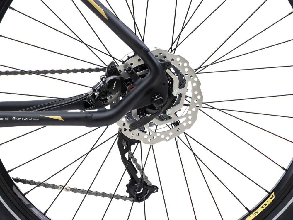 Rower górski MTB ROMET Rambler R7.3 U18 27.5 cali Czarno-złoty zbliżenie na tarczę hamulcową podstawa bezpieczeństwa hamulce tarczowe hydrauliczneduża siła hamowania w każdych warunkach pogodowych i na każdej trasie płyn hamulcowy hamulce z przodu i z tyłu podwójny pakiet bezpieczeństwa