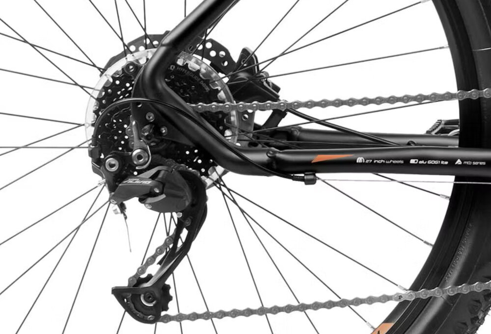 Rower górski MTB ROMET Rambler R7.3 U18 27.5 cali Czarno-złoty zbliżenie na tylną przerzutkę przerzutki marki SHIMANO 24 biegi duża wytrzymałość i sprawne działanie zmiana biegów jest płynna i bezproblemowa przednia przerzutka SHIMANO Tourney tylna 9-rzędowa SHIMANO Alivio ciche działanie