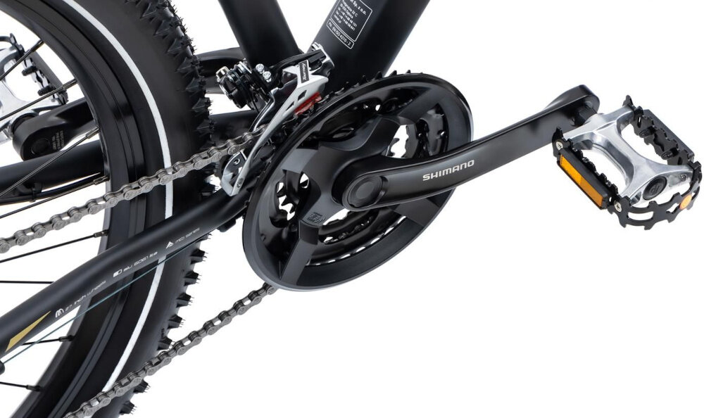 Rower górski MTB ROMET Rambler R7.3 U18 27.5 cali Czarno-złoty zbliżenie na korbę do wszechstronnej jazdy terenowej i rekreacyjnej kaseta SHIMANO typu HG-31 11-34 8SP korba marki SHIMANO typu FC-TY301 płynna zmiana przełożeń łatwe dopasowanie siły pedałowania do warunków terenu