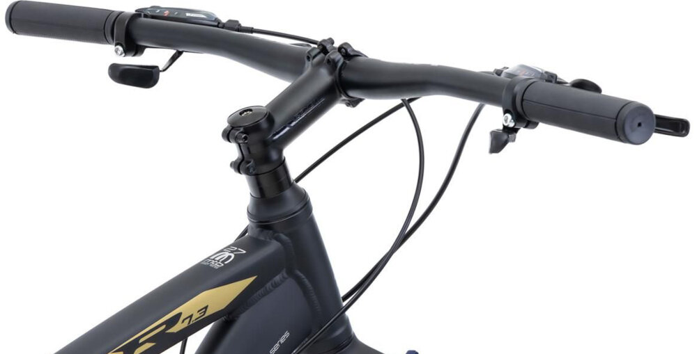 Rower górski MTB ROMET Rambler R7.3 U18 27.5 cali Czarno-złoty góry droga niebo osoba jedzie na rowerze po drodze kierownica ROMET typu MTB JD-HB-103-8BT aluminiowy wspornik ROMET stabilność precyzja prowadzenia antypoślizgowe uchwyty kontrola nad rowerem i bezpieczeństwo waga roweru 16 kg