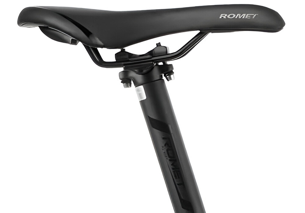 Rower górski MTB ROMET Rambler R7.3 U18 27.5 cali Czarno-złoty siodełko na białym tle siodełko VADER typu 1138 G aluminiowa sztyca ROMET o średnicy 31,6 mm i długości 350 mm można dopasować wysokość siodła do wzrostu użytkownika i stylu jazdy lekka konstrukcja sztycy wspiera manewrowanie rowerem ergonomiczne ułożenie siodełka minimalizuje zmęczenie