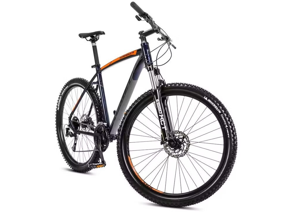 Rower górski MTB ROMET Rambler R7.3 U18 27.5 cali Granatowo-pomarańczowy rower na białym tle widoczny od przodu pod skosem środek codziennego transportu relaks pasja uniwersalność