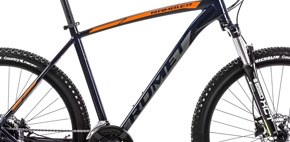 Rower górski MTB ROMET Rambler R7.3 U18 27.5 cali Granatowo-pomarańczowy zbliżenie na ramę białe tło 18-calowa aluminiowa ramę rower zwinny lekki łatwo go podnieść odporność na korozję wybór rozmiaru ramy Twój wzrost mierzony w zrelaksowanej pozycji typ roweru dla osób o wzroście od 160 do 170 cm