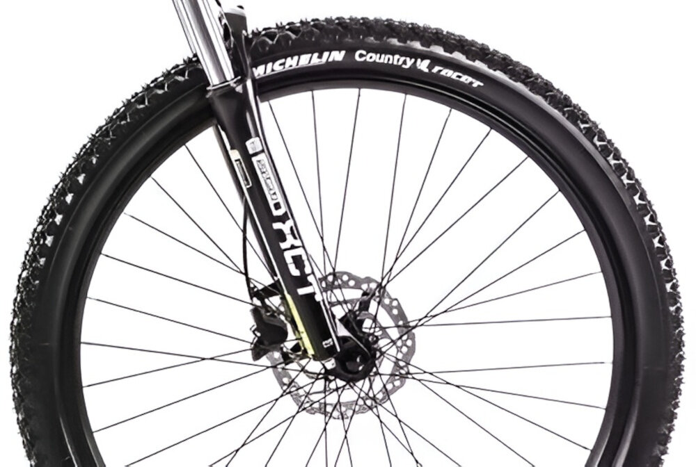 Rower górski MTB ROMET Rambler R7.3 U18 27.5 cali Granatowo-pomarańczowy zbliżenie na oponę rozmiar koła 27,5 cali łatwe pokonywanie przeszkód duży kontakt koła z podłożem szerokie opony marki MICHELIN dobra przyczepność dwukomorowe aluminiowe obręcze zachowanie regularnego kształtu kół stabilne trzymanie opony bezpieczna i komfortowa jazda regularne sprawdzanie ciśnienia powietrza wartość na bocznej części opony