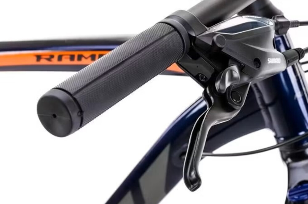 Rower górski MTB ROMET Rambler R7.3 U18 27.5 cali Granatowo-pomarańczowy zbliżenie na tarczę hamulcową podstawa bezpieczeństwa hamulce tarczowe hydrauliczneduża siła hamowania w każdych warunkach pogodowych i na każdej trasie płyn hamulcowy hamulce z przodu i z tyłu podwójny pakiet bezpieczeństwa