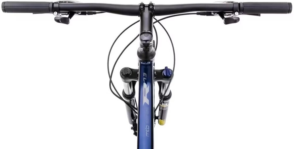 Rower górski MTB ROMET Rambler R7.3 U18 27.5 cali Granatowo-pomarańczowy góry droga niebo osoba jedzie na rowerze po drodze kierownica ROMET aluminiowy wspornik ROMET stabilność precyzja prowadzenia antypoślizgowe uchwyty kontrola nad rowerem i bezpieczeństwo waga roweru 16 kg