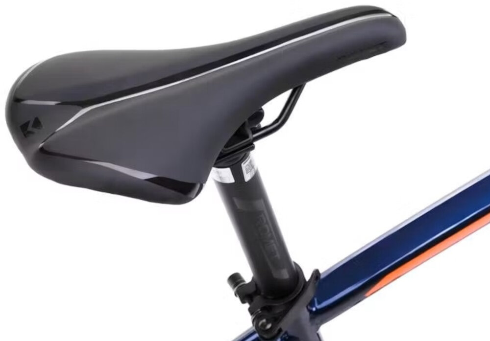 Rower górski MTB ROMET Rambler R7.3 U18 27.5 cali Granatowo-pomarańczowy siodełko na białym tle siodełko VADER typu 1138 G aluminiowa sztyca ROMET o średnicy 31,6 mm i długości 350 mm można dopasować wysokość siodła do wzrostu użytkownika i stylu jazdy lekka konstrukcja sztycy wspiera manewrowanie rowerem ergonomiczne ułożenie siodełka minimalizuje zmęczenie