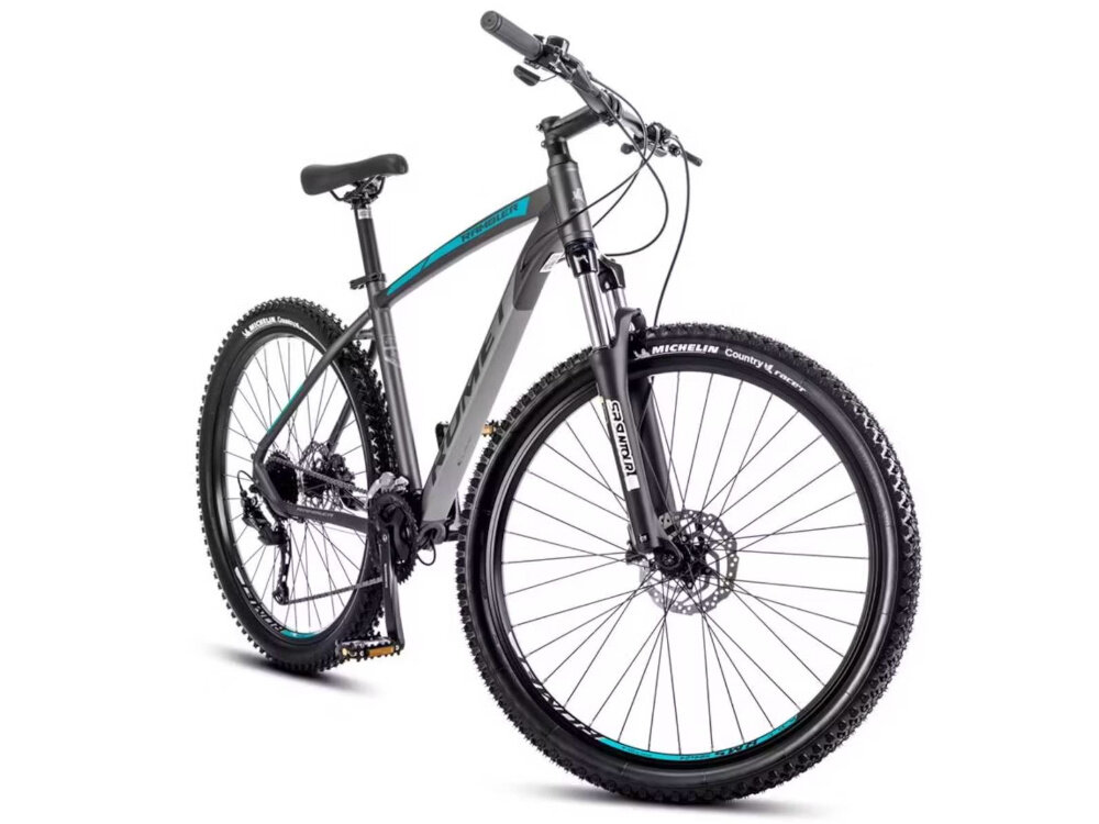 Rower górski MTB ROMET Rambler R7.4 A U20 27.5 cala Grafitowo-srebrno-turkusowy rower na białym tle widoczny od przodu pod skosem góral dla sportowców do jazdy wyczynowej uniwersalny dla amatorów zwrotny łatwo wchodzący w zakręty do jazdy w mieście na drodze utwardzonej i nieutwardzonej w lesie górski szlak błocie piachu