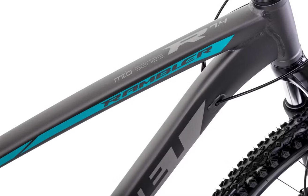 Rower górski MTB ROMET Rambler R7.4 A U20 27.5 cala Grafitowo-srebrno-turkusowy zbliżenie na ramę białe tło widok z boku komfort jazdy odpowiednia kontrola nad rowerem 20-calowa aluminiowa rama rower jest bardzo zwinny lekki waga 15,4 kg łatwo podnieść go odporność na korozję wybór rozmiaru ramy Twój wzrost mierzony w zrelaksowanej pozycji typ roweru dla osób o wzroście od 170 do 180 cm