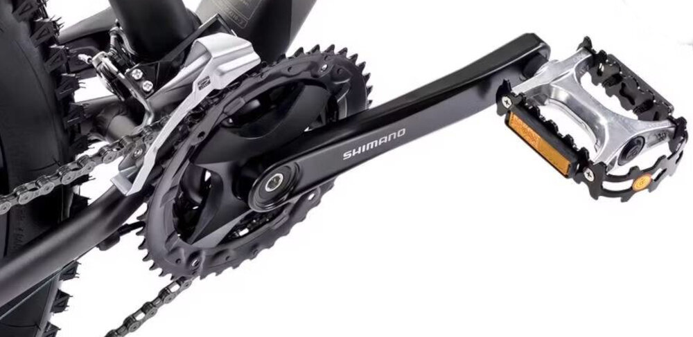 Rower górski MTB ROMET Rambler R7.4 A U20 27.5 cala Grafitowo-srebrno-turkusowy zbliżenie na korbę solidny i wszechstronny napęd korba SHIMANO typu FC-MT101 w konfiguracji 40/30/22T, 175 mm można lepiej dopasować tempo jazdy do warunków terenu oraz własnych możliwości 9-rzędowa kaseta SHIMANO typu CS-HG200 o zakresie 11–34T zębów płynna zmiana biegów większa elastyczność jazdy ułatwia pokonywanie podjazdów komfortowa kadencja